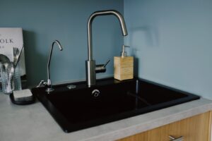 Modern premium kitchen with a brushed-steel faucet over a black sink