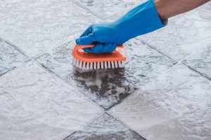 Brush cleaning with baking soda